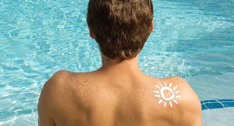 Bild zu Nachrichtenbeitrag "Sicher auf der Sonnenseite": Junge von hinten in Schwimmbad