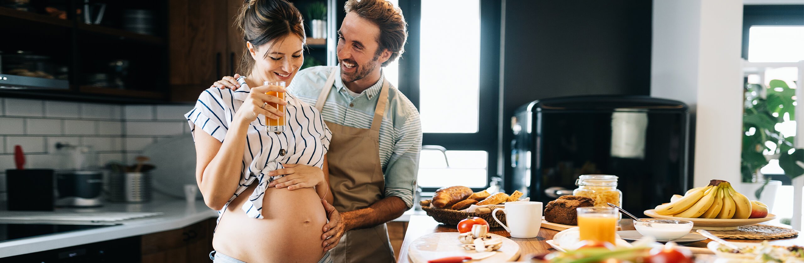 Junge Schwangere und ihr Partner sind voller Vorfreude auf das Baby