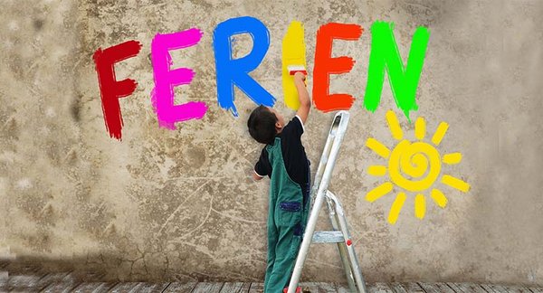 Kind mal das Wort Ferien mit bunter Farbe an Wand