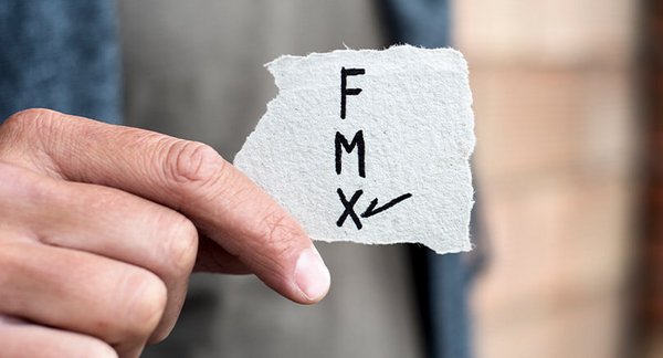 Nahaufnahme eines Papiers mit der Aufschrift „F,M,X“