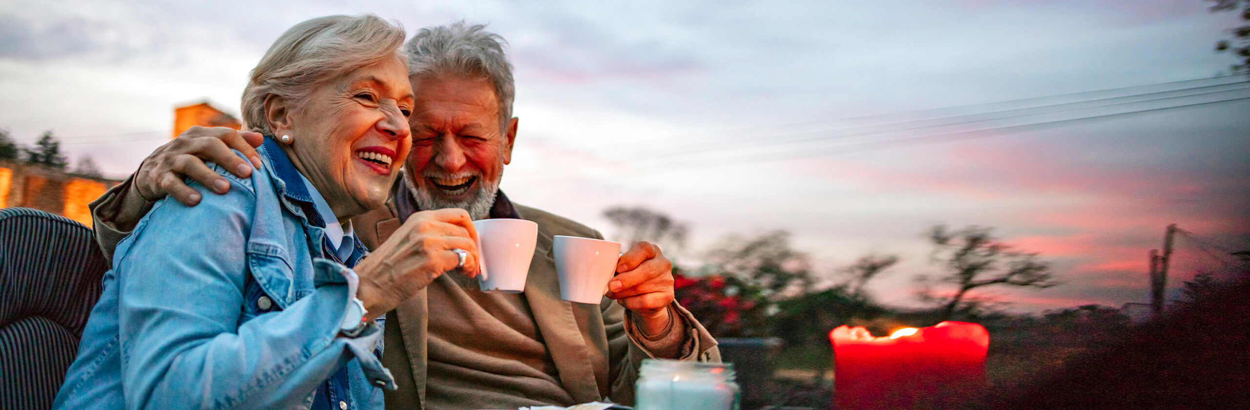 Seniorenpaar genießt abends zusammen eine Tasse Tee
